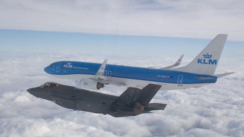 מטוס קרב מלווה את טיסת KLM