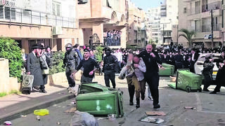 החיילות מחולצות מההמון בבני ברק