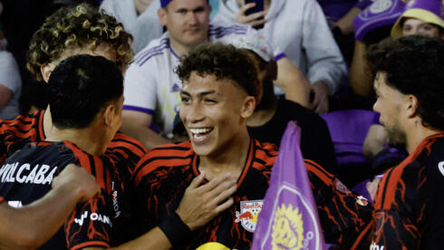 הול חוגג עם החברים