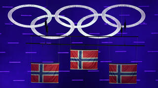 דגלי נורבגיה מונפים במהלך טקס המדליות בקרוס קאנטרי ל-50 ק"מ גברים בסגנון קלאסי