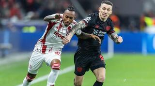 אלכס גרימלדו וגלסון מרטינס במאבק על הכדור