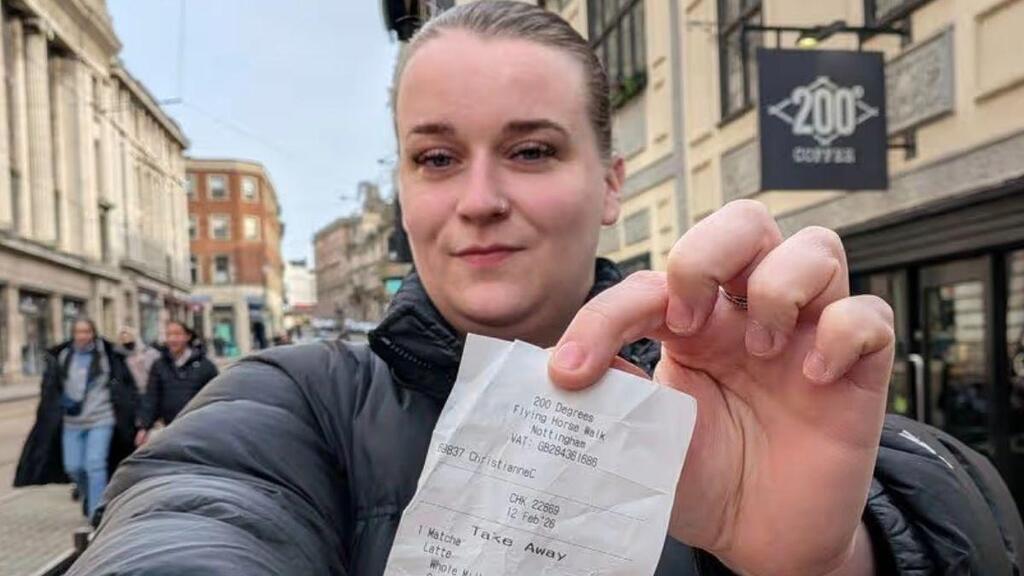 סופי דאונינג מציגה את הסכום בגיפט קארד