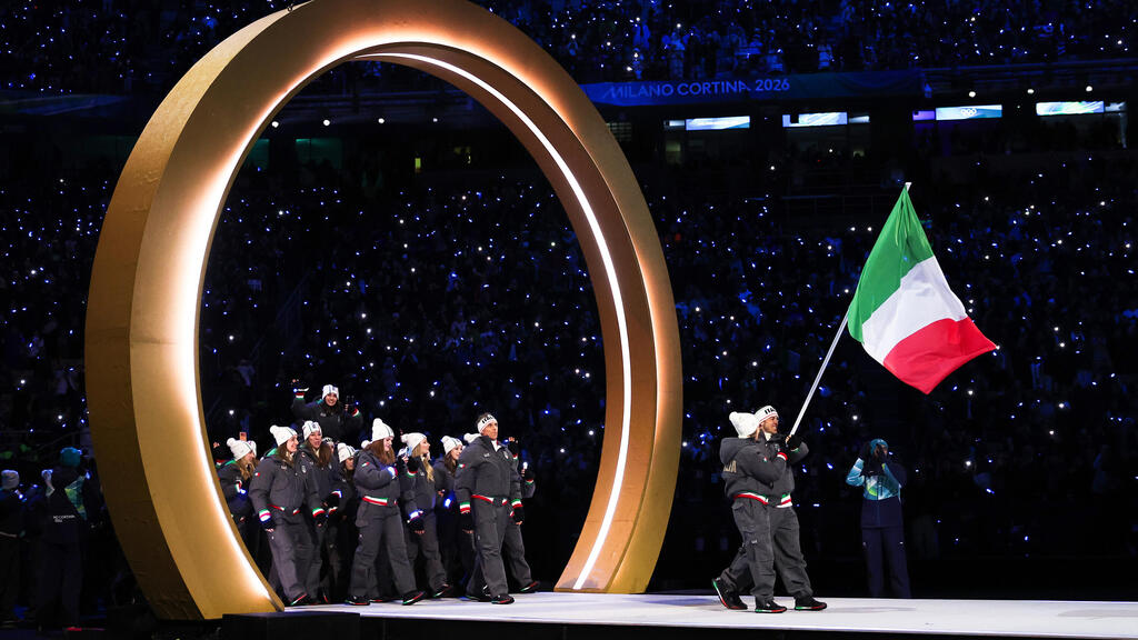Italy’s Olympic team at the opening ceremony in Milan (Photo: Sarah Stier/Pool Photo via AP) חברי הנבחרת האולימפית של איטליה בטקס הפתיחה במילאנו