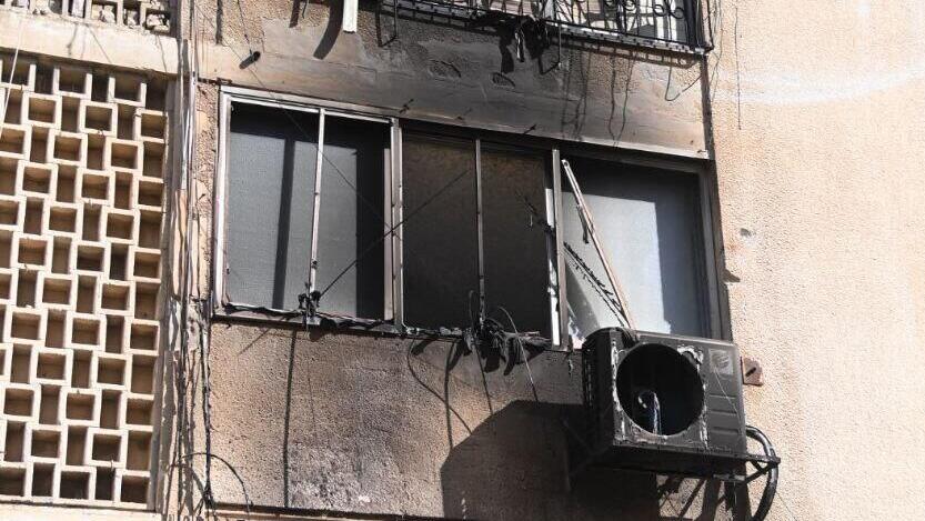 Жилой дом в Нетании после пожара (Фото: Яир Саги) זירת השריפה בנתניה שבה נספו גבר ואישה כבני 80