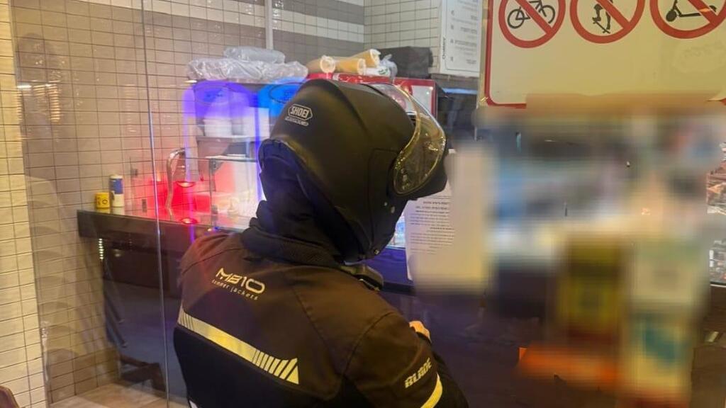 Сотрудник полиции в ресторане "Пинат ха-шлоша" (Фото: пресс-служба полиции) סגירת שיפודי פינת השלושה בתל אביב