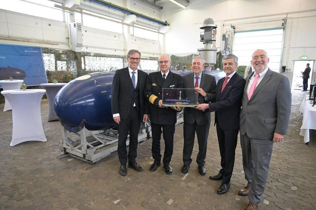 Israel’s ambassador to Germany, Ron Prosor; TKMS ATLAS ELEKTRONIK CEO Michael Ozegowski; IAI CEO Boaz Levy; German Navy commander Adm. Kaack; and German Defense Ministry State Secretary Jens Plötner at the handover of the submarine sold to Germany (Photo: IAI) שגריר ישראל בגרמניה, רון פרושאור, מנכ״ל אטלס אלקטרוניק TKMS, מיכאל אוזגובסקי, מנכ״ל התעשייה האווירית בועז לוי, מפקד חיל הים הגרמני, אדמירל קאאק ומנכ״ל משרד הביטחון הגרמני, ינס פלוטנר בעת העברת הצוללת שנמכרה לגרמניה