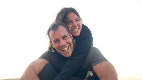 שי גלבגיסר נפטר מדום לב, איבריו נתרמו. בתמונה: עם אשתו שירן