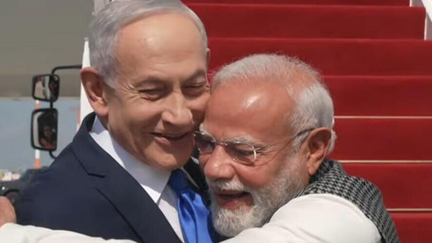 Prime Minister Benjamin Netanyahu and Indian Prime Minister Narendra Modi at the welcoming ceremony (Photo: GPO) טקס קבלת פנים של ראש ממשלה הודו נרנדרה מודי, בנתב"ג