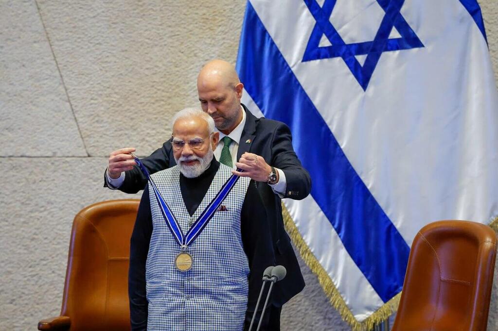 Knesset Speaker Amir Ohana awards Indian Prime Minister Narendra Modi a newly created 'Medal of the Knesset' (Photo: Knesset) ראש ממשלת הודו נרנדרה מודי מקבל מדליית עיטור הכנסת מיו"ר הכנסת אמיר אוחנה