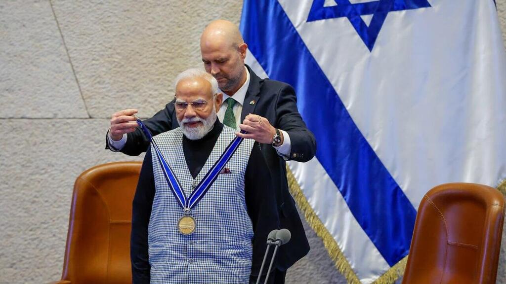Награждение (Фото: Ноам Мошкович, пресс-служба кнессета) ראש ממשלת הודו נרנדרה מודי מקבל מדליית עיטור הכנסת מיו"ר הכנסת אמיר אוחנה