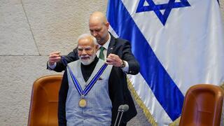 ראש ממשלת הודו נרנדרה מודי מקבל מדליית עיטור הכנסת מיו"ר הכנסת אמיר אוחנה