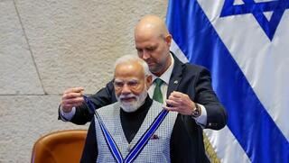 "אוחנה המציא עיטור": המדליה שקיבל מודי