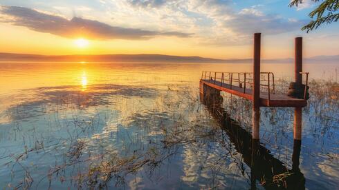 עין גב, שקיעה בנמל. השעה היפה באגם הלאומי