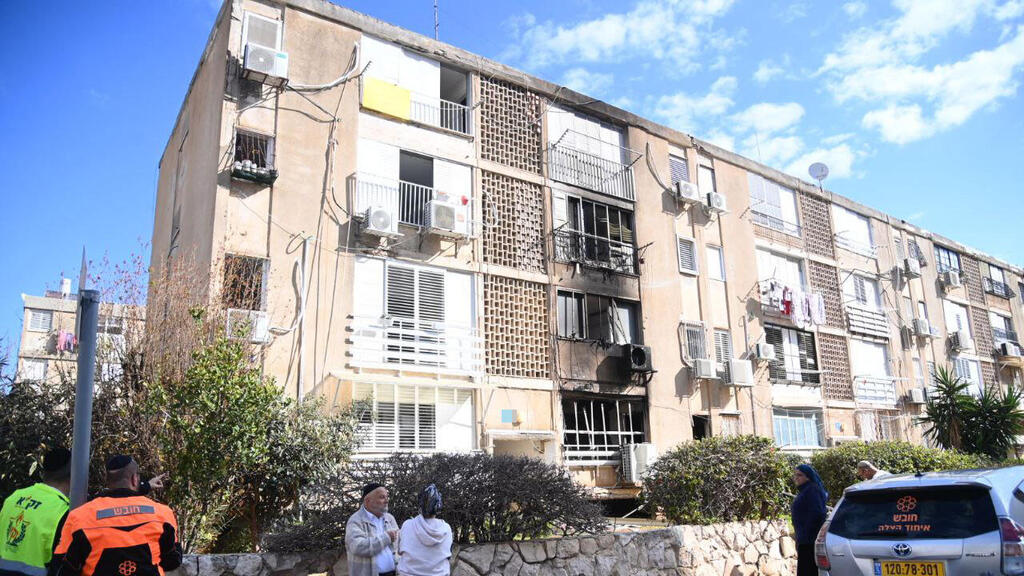 Дом в Нетании после пожара (Фото: Яир Саги) זירת השריפה בנתניה שבה נספו גבר ואישה כבני 80