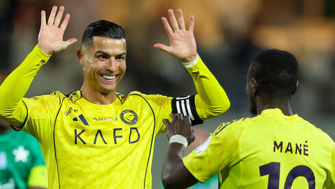 רונאלדו חוגג עם מאנה