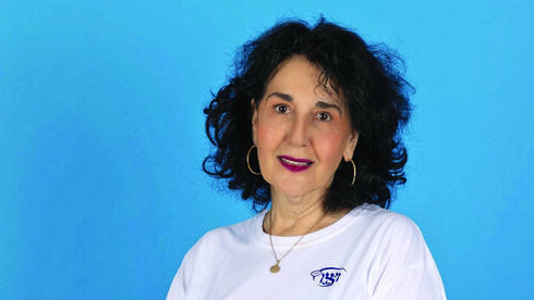 אל"מ דפנה הררי. "אני מתחת לאלונקה"