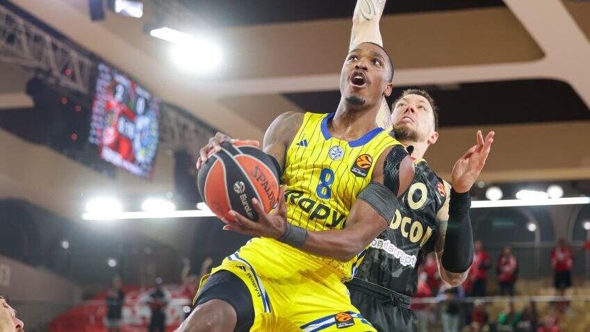 שחקן מכבי ת"א לוני ווקר