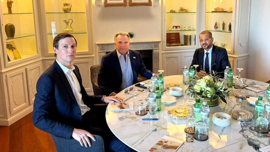 Виткофф, Кушнер и глава МИД Омана в Женеве (Фото: МИД Омана) שליחי ארה"ב וויטקוף ו קושנר עם שר החוץ של עומאן בדר אל-בוסעידי ב שיחות מו"מ לא ישירות מול איראן ב ז'נבה