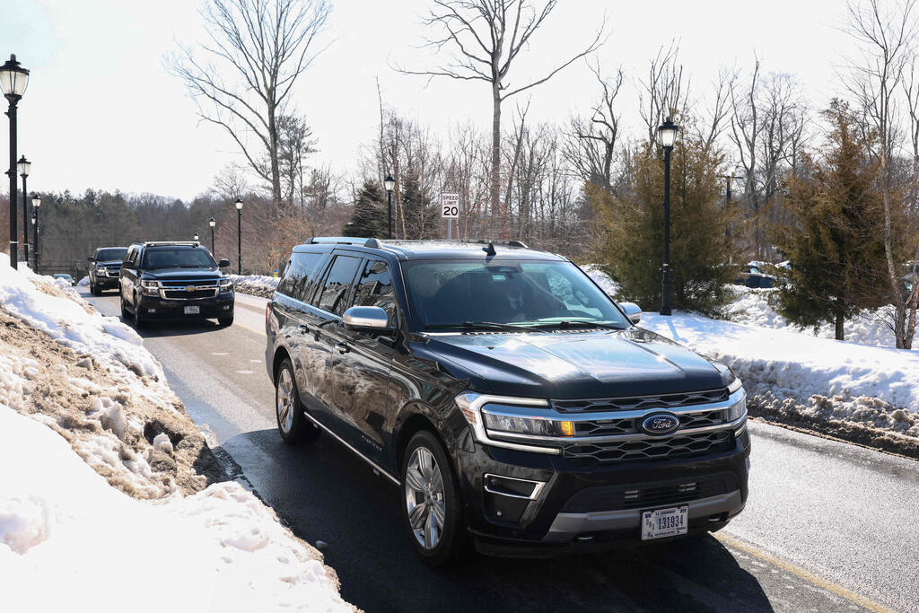ארה"ב מדינת ניו יורק צ'אפקווה השיירה של הילרי קלינטון מגיעה לקראת עדות ב פרשת ג'פרי אפשטיין