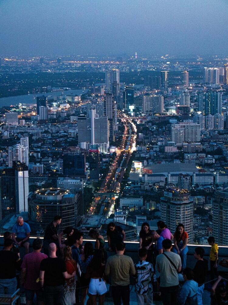 על גגות בנגקוק