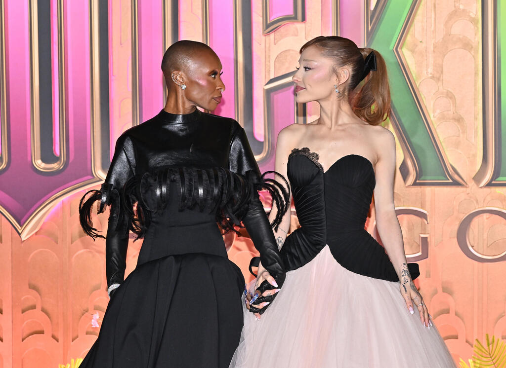 In Schiaparelli, with Cynthia Erivo at the New York premiere of Wicked: Part 2 (Photo: Evan Agostini/Invision/AP) אריאנה גרנדה וסינתיה אריבו בפרמיירה של "מרשעת: חלק 2" בניו יורק, 2025