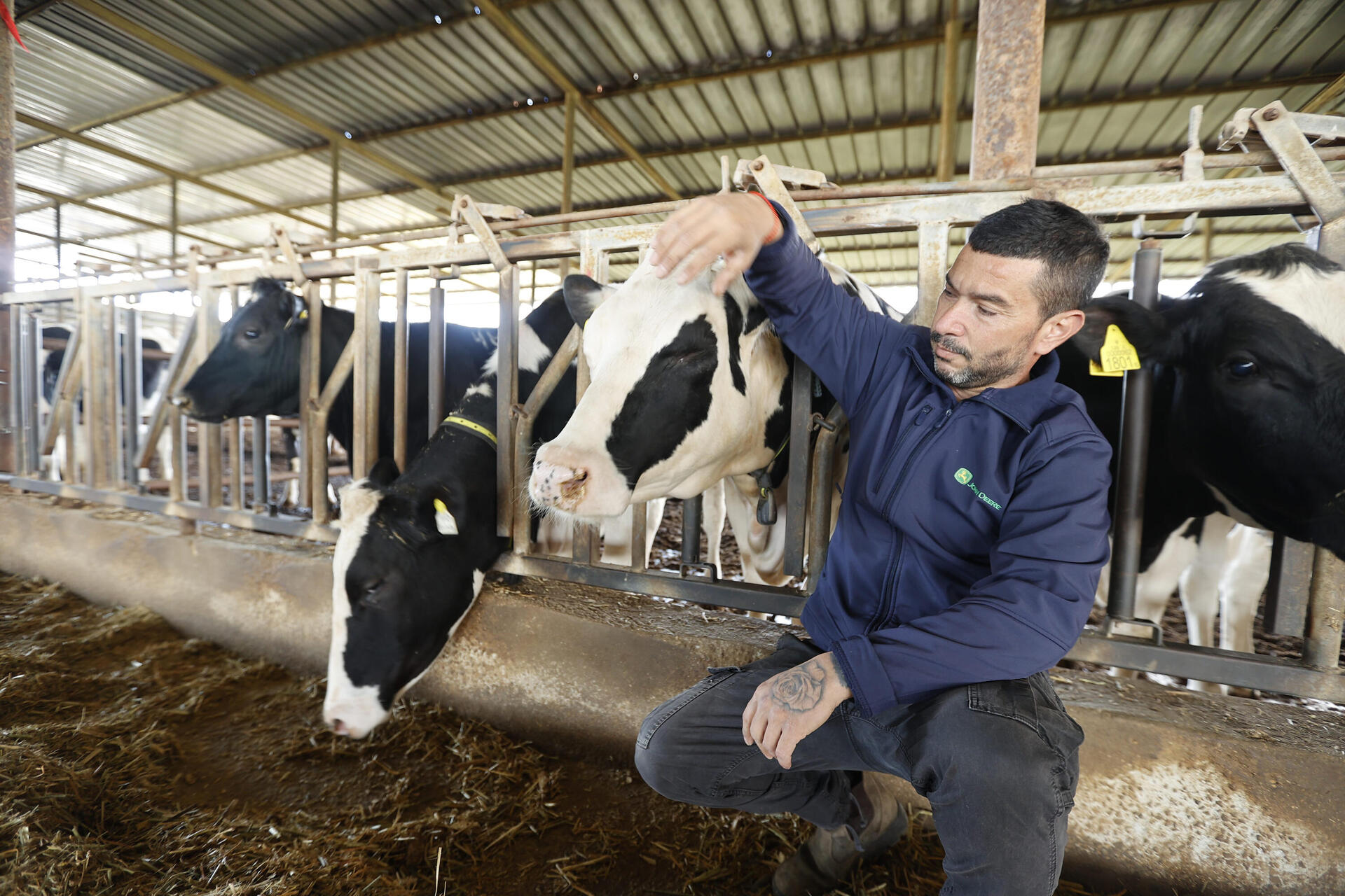 רותם בדש, רפתן ממושב גילת, מתנגד לרפורמת החלב של שר האוצר