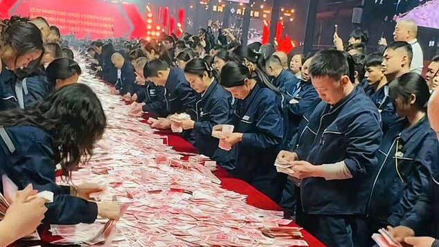 חברה סינית הניחה כסף ואמרה לעובדים קחו כמה שתוכלו