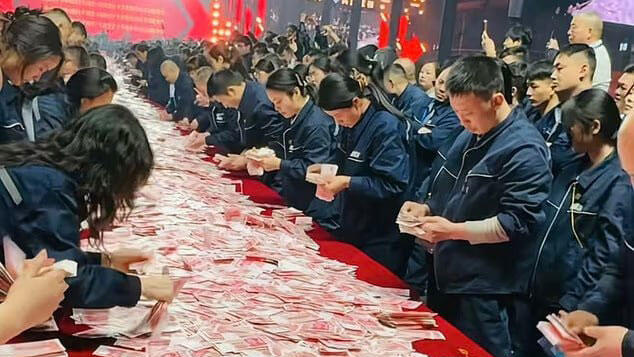 חברה סינית הניחה כסף ואמרה לעובדים קחו כמה שתוכלו