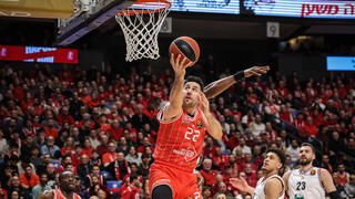 שחקן הפועל ת"א ואסיליה מיציץ'