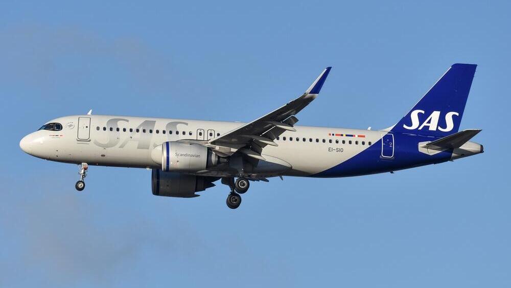 Самолет компании SAS (Фото: AV8 Photos / shutterstock) מטוס של סקנדינביאן איירליינס