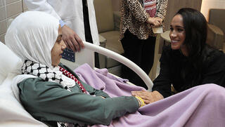 קפצו לירדן: הארי ומייגן מנחמים ילדה שנפצעה בעזה