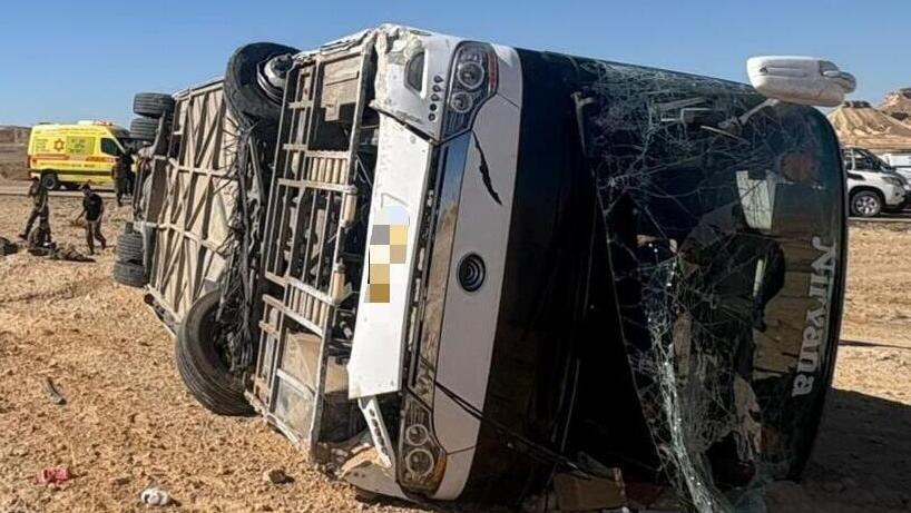 The bus that overturned in Mitzpe Ramon (Photo: MDA operational documentation) התהפכות האוטובוס במצפה רמון