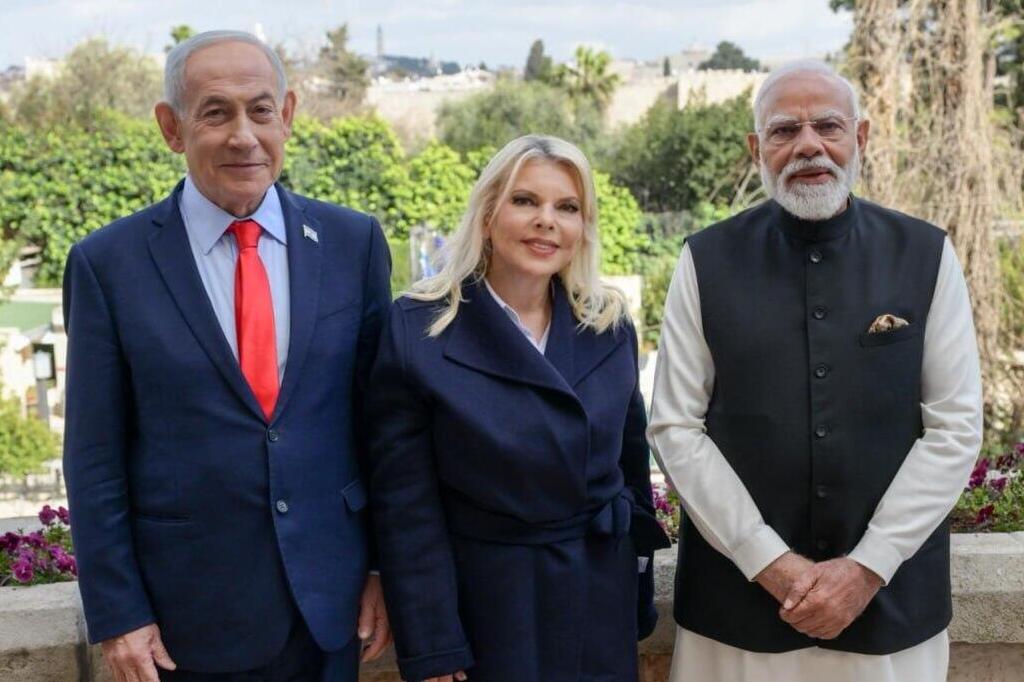 Супруги Нетаниягу и Нарендра Моди (Фото: Мааян Туаф, ЛААМ / Сара Нетаниягу) תמונה של שרה נתניהו שעברה פוטושופ