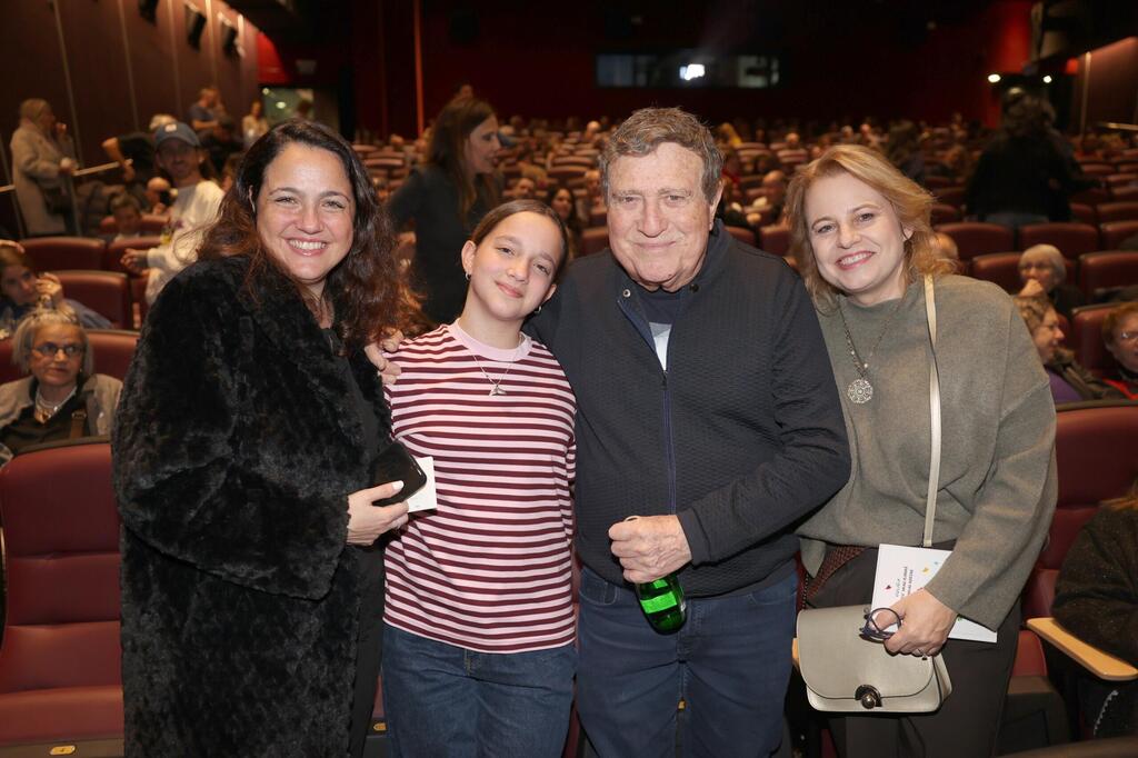 יהורם גאון עם אלה לוסה, בתו הילה ונכדתו אלונה