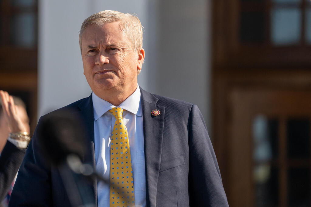 ארה"ב מדינת ניו יורק צ'אפקווה הבניין שבו הילרי קלינטון מוסרת עדות ב פרשת ג'פרי אפשטיין יו"ר ועדת הפיקוח ג'יימס קומר רפובליקני