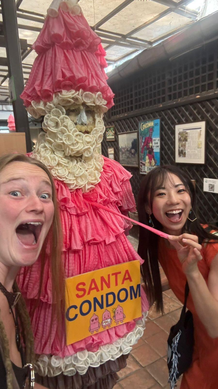 במסעדת הקונדומים