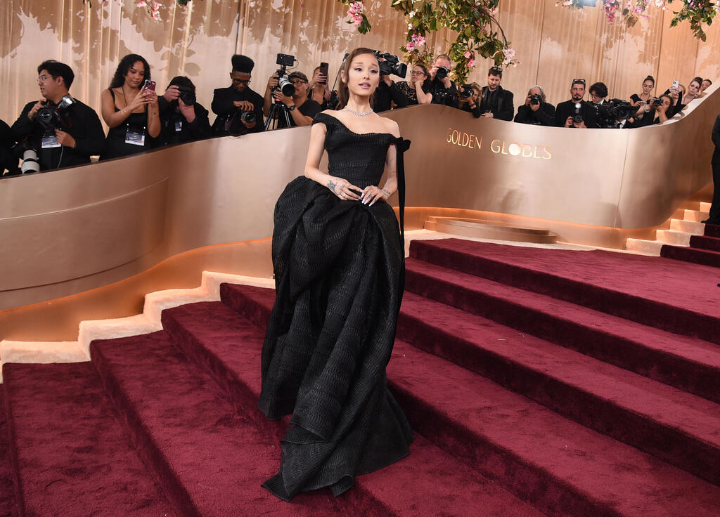 In Vivienne Westwood at the 2026 Golden Globe Awards (Photo: Richard Shotwell/Invision/AP) אריאנה גרנדה בטקס גלובוס הזהב, 2026