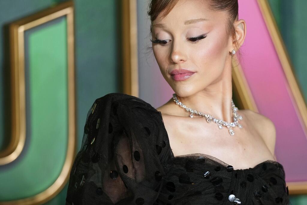 A difficult year proved to be a fashion win for Ariana Grande (Photo: Scott A Garfitt/Invision/AP) אריאנה גרנדה בפרמיירה של "מרשעת: חלק 2" בלונדון, 2025