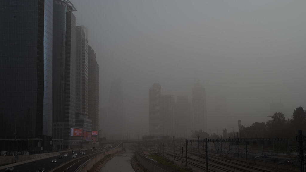 Tel Aviv, archive (Photo: Yuval Chen) עיר באפור. אובך כבד בתל-אביב