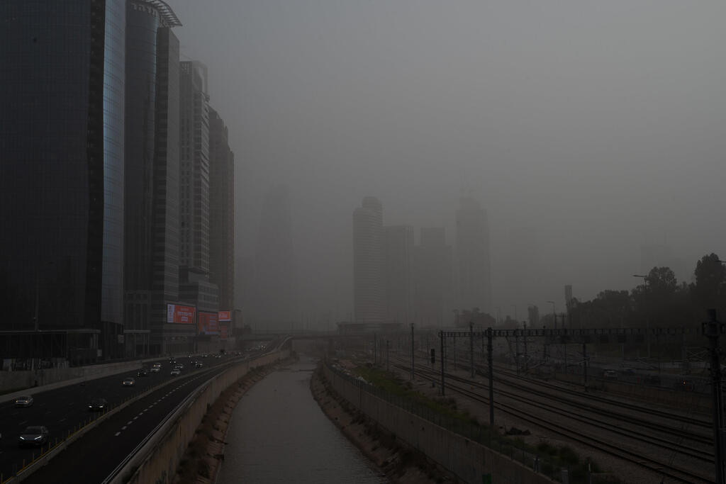 עיר באפור. אובך כבד בתל-אביב 