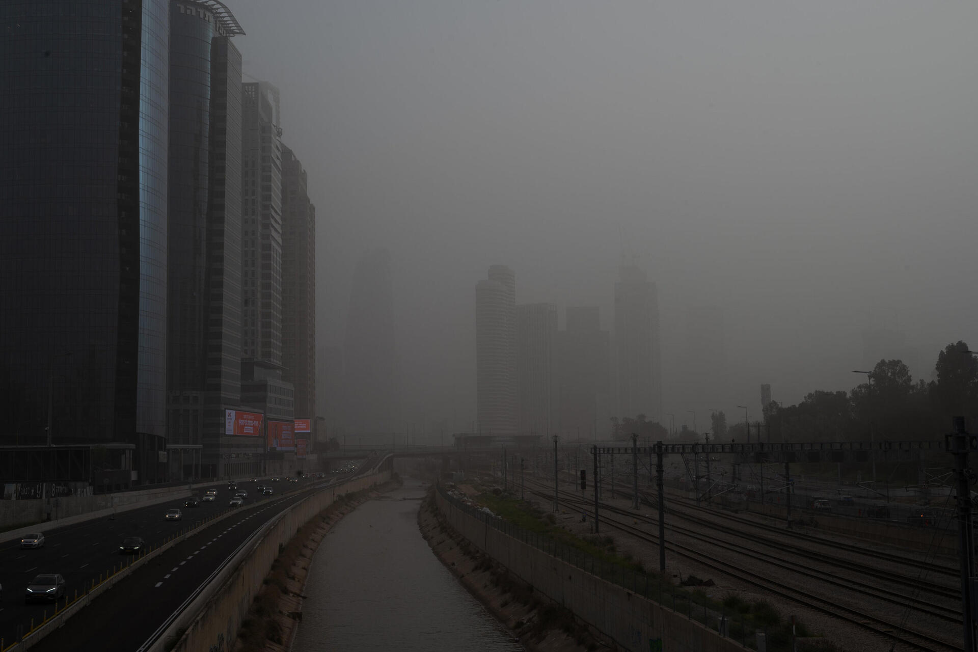 עיר באפור. אובך כבד בתל-אביב 