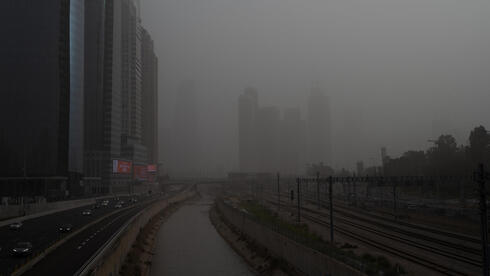 עיר באפור. אובך כבד בתל-אביב 