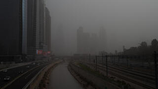 עיר באפור. אובך כבד בתל-אביב 