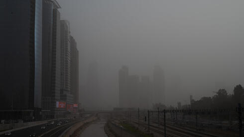 עיר באפור. אובך כבד בתל-אביב 