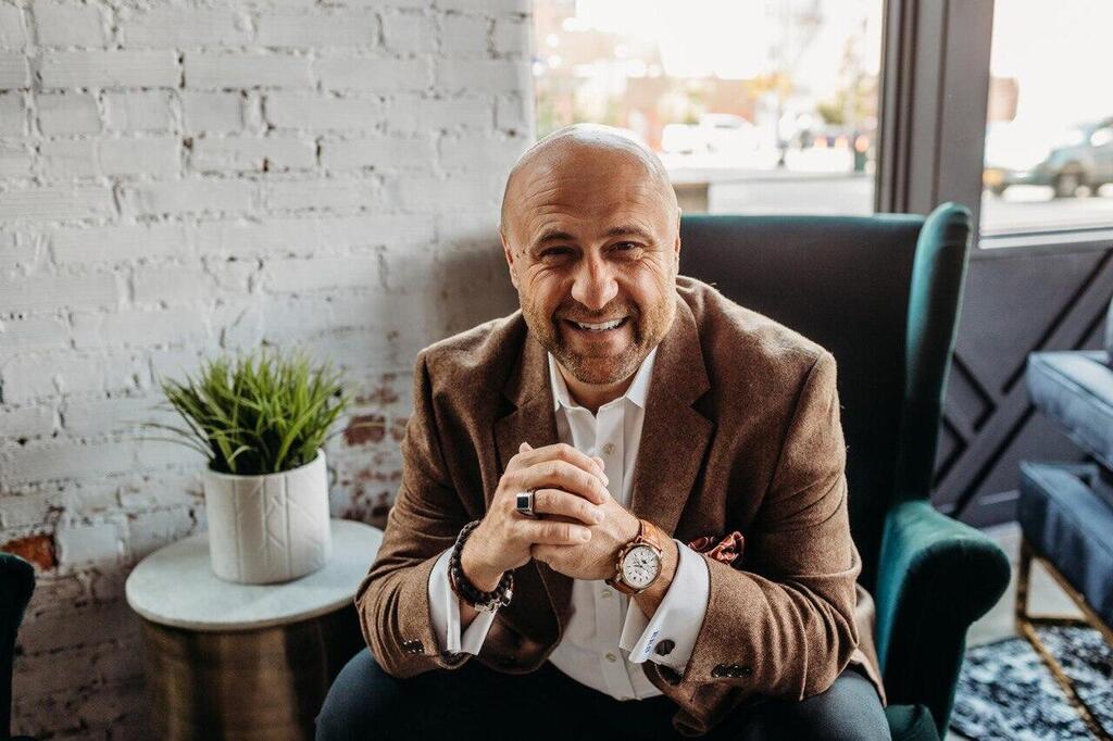 הבישוף רוברט סטרנס