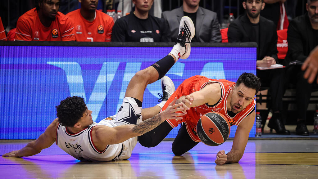 שחקן הפועל ת"א ואסיליה מיציץ' מול שחקן מילאנו קווין אליס