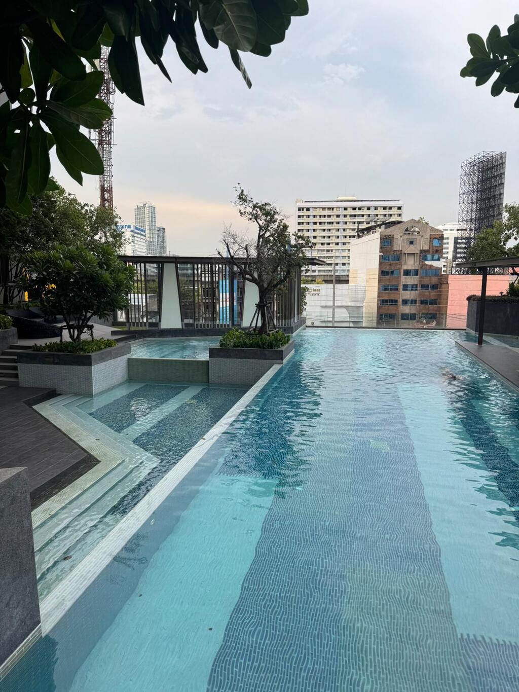 הבריכה בבניין של הגר