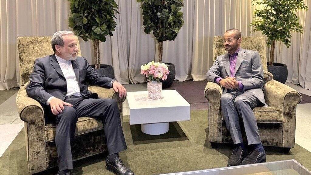 Главы МИД Ирана и Омана в Женеве שר החוץ של עומאן בדר אל בוסעידי נפדש עם שר החוץ של איראן עבאס עראקצ'י ב ז'נבה שיחות מו"מ לא ישירות מול ארה"ב