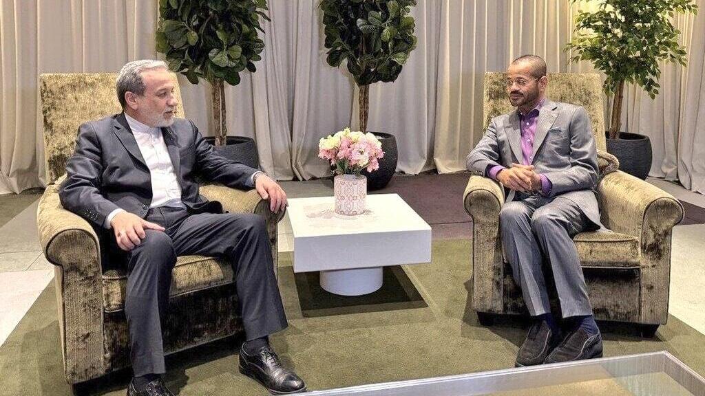 Omani Foreign Minister Al-Busaidi with Iranian Foreign Minister Abbas Araghchi on Wednesday night שר החוץ של עומאן בדר אל בוסעידי נפדש עם שר החוץ של איראן עבאס עראקצ'י ב ז'נבה שיחות מו"מ לא ישירות מול ארה"ב