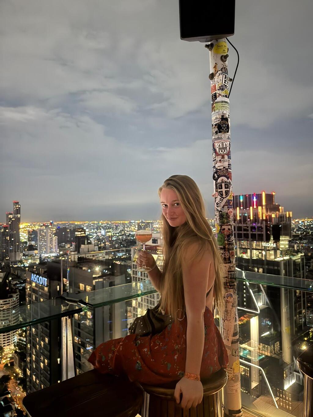 עם כוס יין על הגג